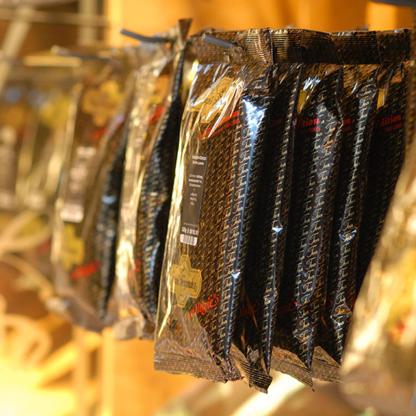 Kings Teagarden Ladengeschäft - aufgehängte Teeverpackungen